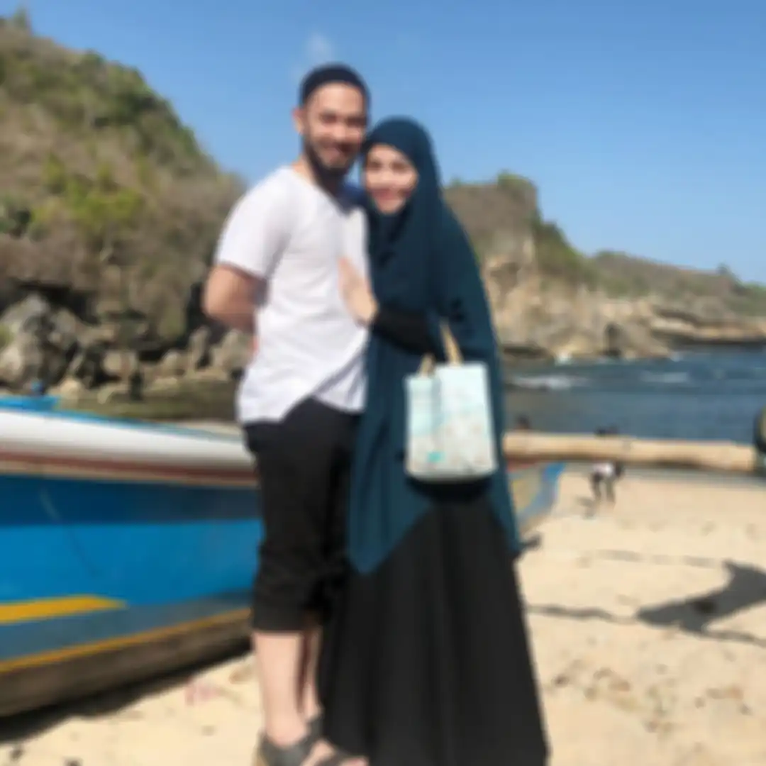 Uki eks Noah bersama istrinya, Metha Yunatria