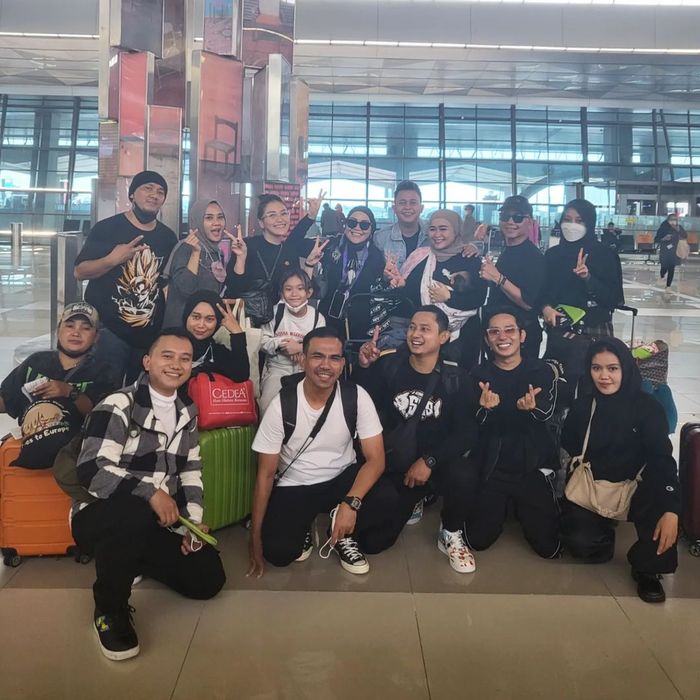 Ayu Ting Ting dan keluarga besar sebelum liburan ke Eropa.