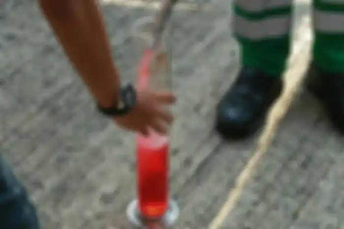 Salah satu tahap pengecekan bensin yang dipakai untuk balap IRS Sentul