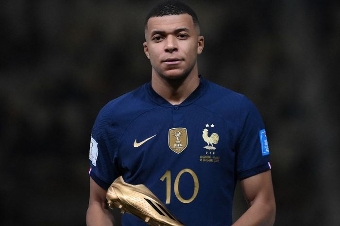 Striker timnas Prancis, Kylian Mbappe, menerima trofi Golden Boot seusai laga final Piala Dunia 2022 kontra timnas Argentina di Stadion Lusail, Minggu (18/12/2022).