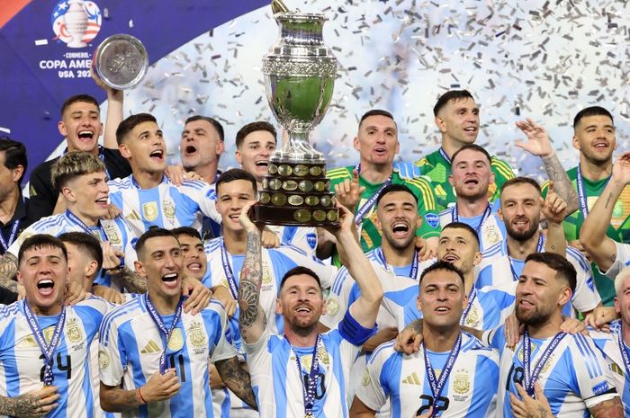 Lionel Messi mengangkat trofi juara Copa America 2024 yang diraih timnas Argentina usai kalahkan Kolombia di final.