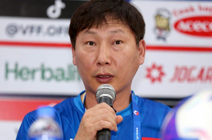 Pelatih Timnas Vietnam Kim Sang-sik, dukung rencana naturalisasi dua pemain uzur dari Brasil.