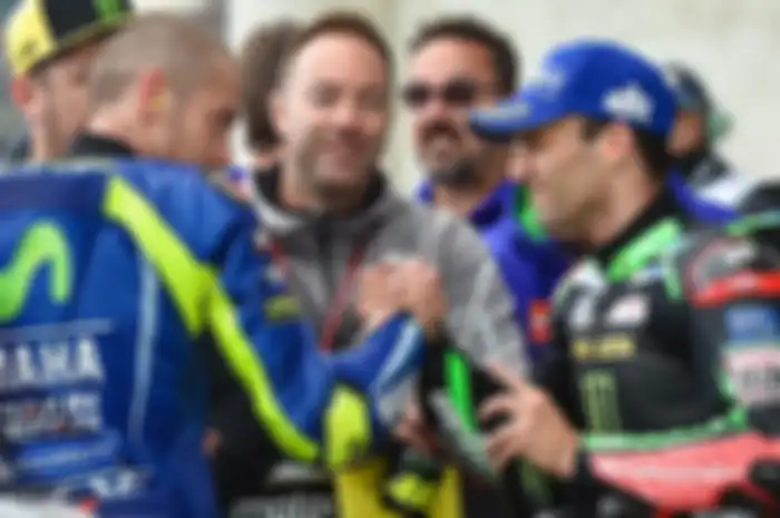 Valetntino Rossi (kiri) dan Johann Zarco (kanan)