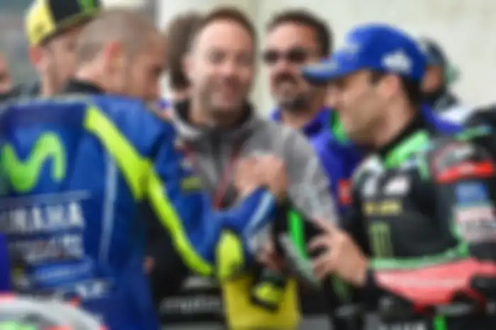 Valetntino Rossi salaman dengan Johann Zarco