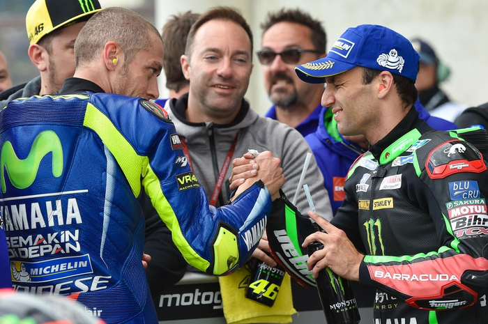 Valetntino Rossi salaman dengan Johann Zarco