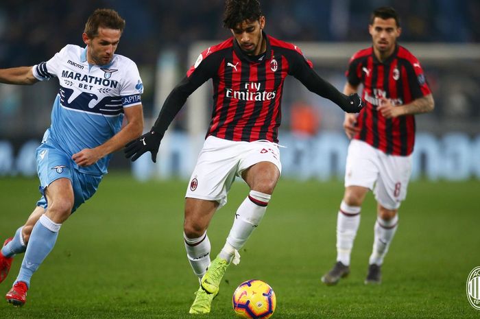 Lucas Paqueta saat berduel dengan kapten Lazio, Senad Lulic dalam laga leg pertama semifinal Coppa Italia, di Stadion Olimpico Roma, Selasa (26/2/2019). 