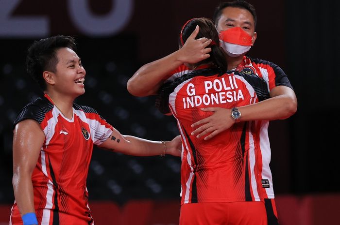 Pasangan ganda putri Greysia Polii/Apriyani Rahayu melakukan selebrasi bersama sang pelatih, Eng Hian, usai memastikan kemenangan pada babak semifinal Olimpiade Tokyo 2020 atas Lee So-hee/Shin Seung-chan (Korea Selatan) di Musashino Forest Sport Plaza, Tokyo, Jepang, Sabtu (31/7/2021).