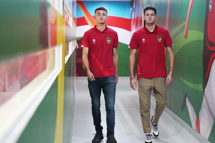 Dua calon pemain naturalisasi timnas U-20 Indonesia Ivar Jenner dan Justin Hubner saat berada di kantor PSSI, Senin (24/10/2022).