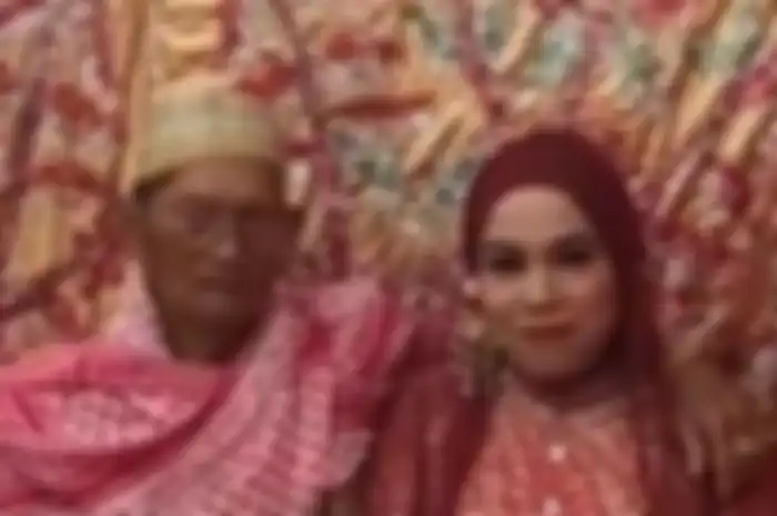 Haji Paduai dan istri yang menikah beda usia