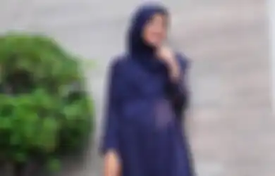 5 Model Tunik Hijab Warna Navy Bikin Tampilan Lebaran Jadi Modis!
