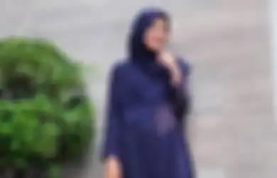 5 Model Tunik Hijab Warna Navy Bikin Tampilan Lebaran Jadi Modis!