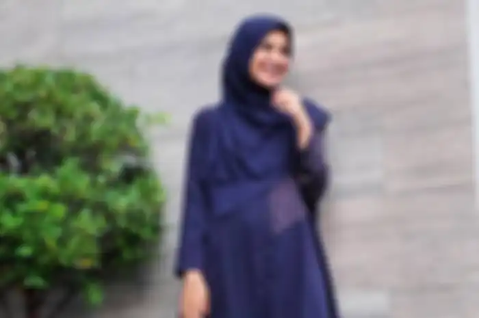 Model tunik hijab warna navy buat lebaran