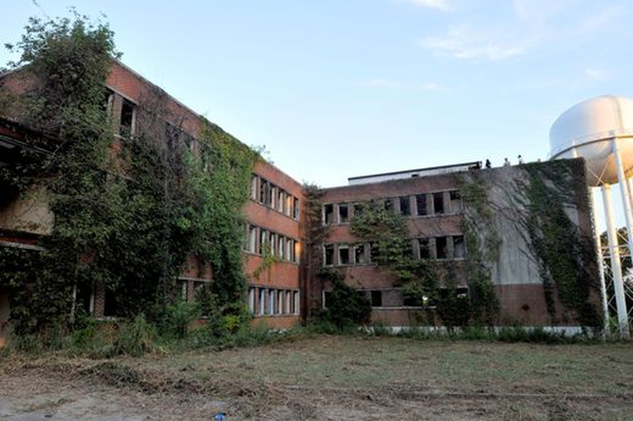 Rumah sakit terlantar berumur lebih dari 150 tahun