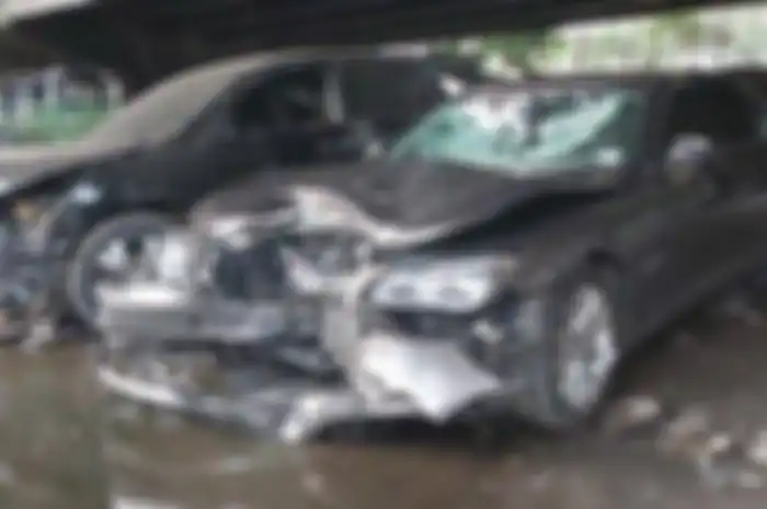 Begini kondisi mobil BMW yang lawan arah dan tabrak pemotor Honda Vario sampai tewas di Cilandak.