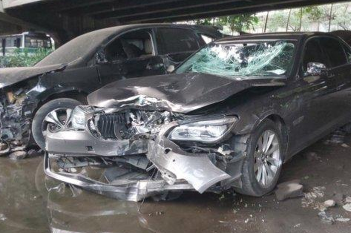 Begini kondisi mobil BMW yang lawan arah dan tabrak pemotor Honda Vario sampai tewas di Cilandak.