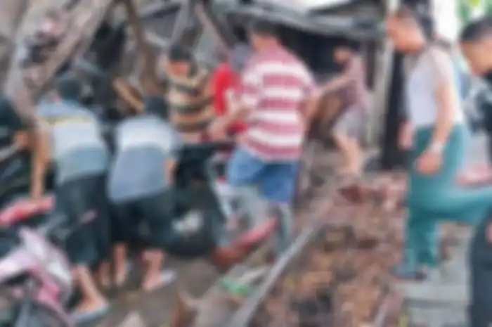 Enam motor tertimpa bangunan pangkalan ojek yang ambruk perkara hujan deras angin kencang di Gresik.