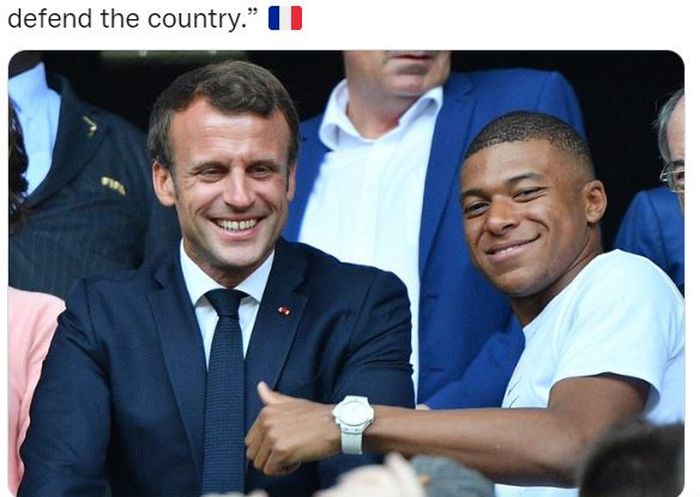 Presiden Prancis, Emmanuel Macron, bersama penyerang Paris Saint-Germain, Kylian Mbappe.