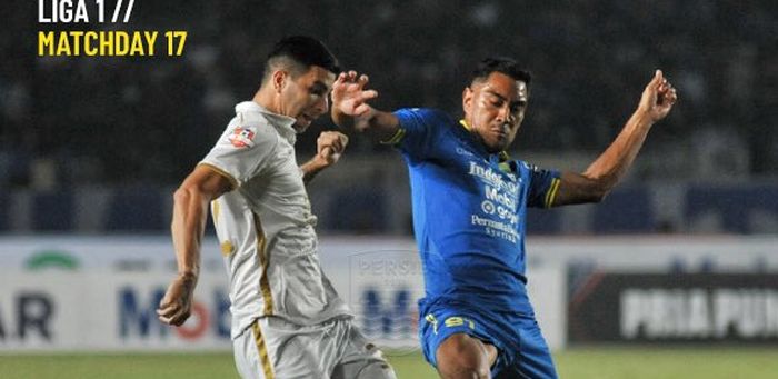 Aksi pemain Persib Bandung, Omid Nazari (kanan), mengahalau bola dari kaki gelandang PSS, Brian Ferreira (kiri), pada laga pekan ke-17 Liga 1 2019 di Stadion Si Jalak Harupat, Soreang, Kabupaten Bandung, Jumat (30/8/2019).