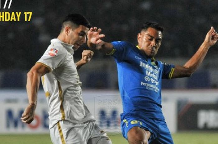 Aksi pemain Persib Bandung, Omid Nazari (kanan), mengahalau bola dari kaki gelandang PSS, Brian Ferreira (kiri), pada laga pekan ke-17 Liga 1 2019 di Stadion Si Jalak Harupat, Soreang, Kabupaten Bandung, Jumat (30/8/2019).