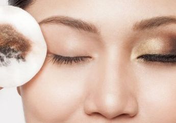 Jangan Terlewat, Begini 6 Tips Membersihkan Eye Makeup yang Benar!