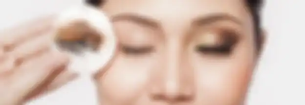 Ilustrasi menghapus eye makeup