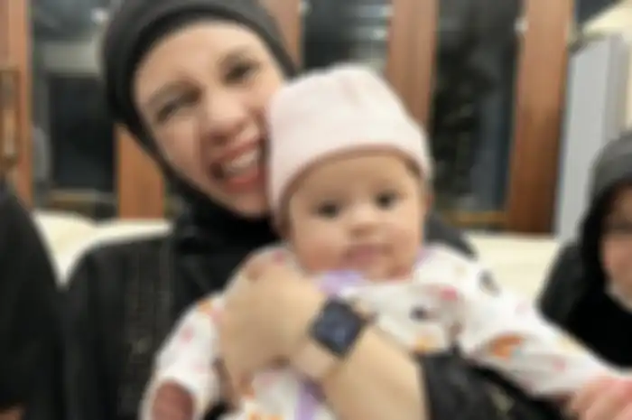 Potret Geni Faruk ibu Atta Halilintar bersama Ameena.