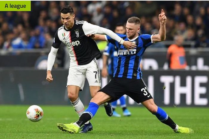 Megabintang Juventus, Cristiano Ronaldo, berebut bola dengan bek Inter Milan, Milan Skriniar.