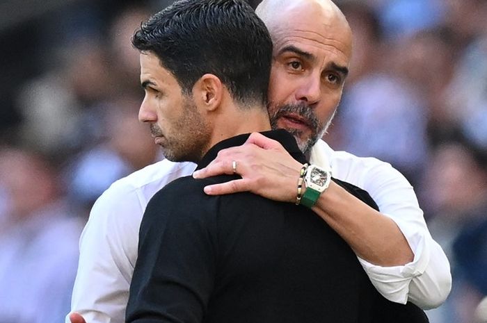 Pep Guardiola (kanan) memeluk Mikel Arteta dalam partai Community Shield antara Man City vs Arsenal di Wembley, London (6/8/2024).