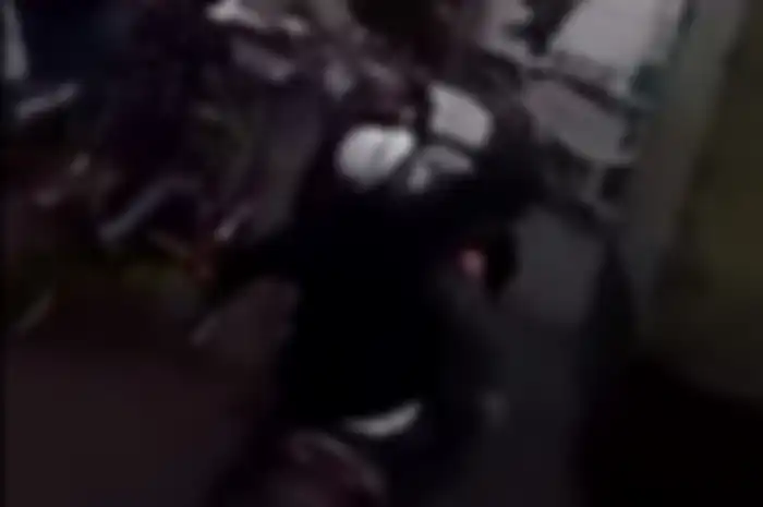 Bentrok pemuda bersenjata tajam dengan ormas di Bandung, Jawa Barat, seorang terkapar.