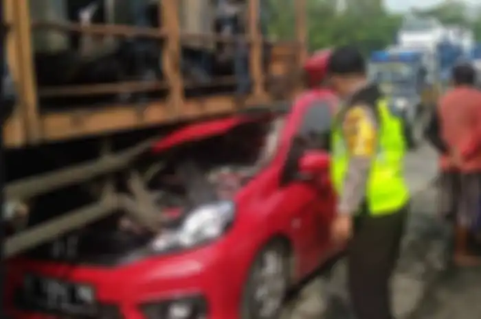 Honda Brio hancur tabrak truk pengangkut Honda Scoopy di jalur Pantura, Jateng.