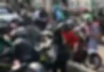 Street Manners: Nekat Bongkar Pembatas Beton Jalur TransJakarta, Pemotor Bisa Dipidana