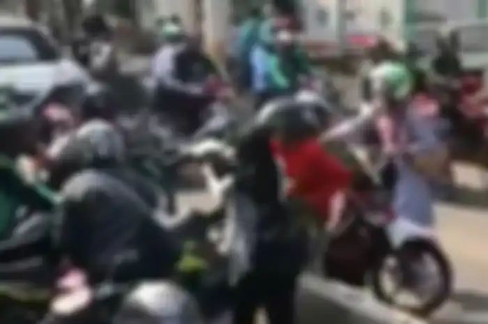 Gerombolan pemotor masih nekat terobos jalur TransJakarta.