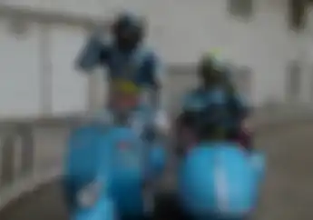 Heboh Video Pembalap Moto2 Geber Vespa Sambil Boncengan di Jalan Raya