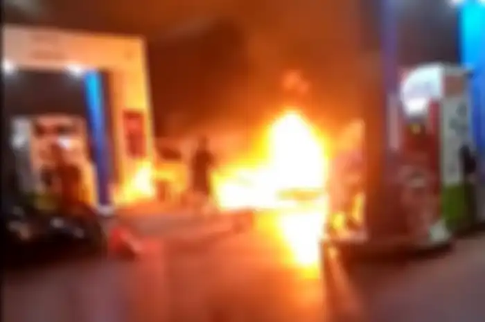 Kebakaran di pom bensin daerah Lumajang, Jatim.