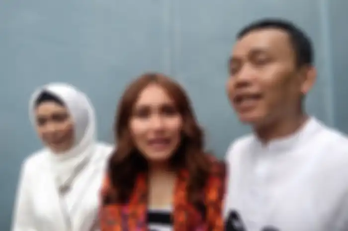 Ayu Ting Ting didampingi Umi Kalsum dan Abdul Rozak saat Grid.ID temui di kawasan Tendean, Mampang, Jakarta Selatan, Kamis (20/6/2019).