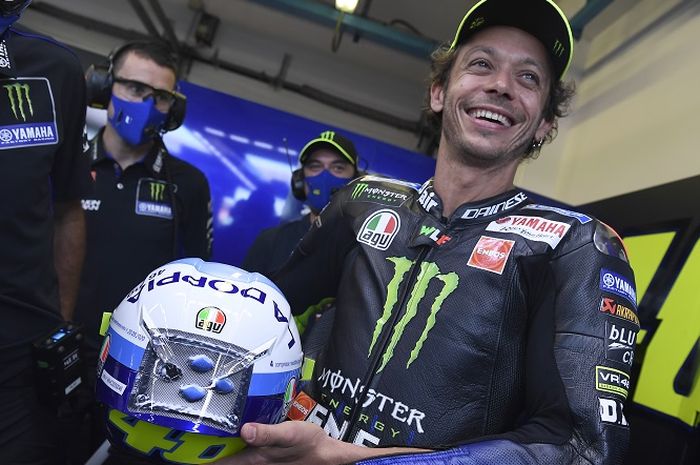 Pembalap Monster Energy Yamaha, Valentino Rossi, memamerkan helm edisi Misano menjelang sesi latihan bebas ketiga MotoGP San Marino di Sirkuit Misano, Italia, 12 September 2020.