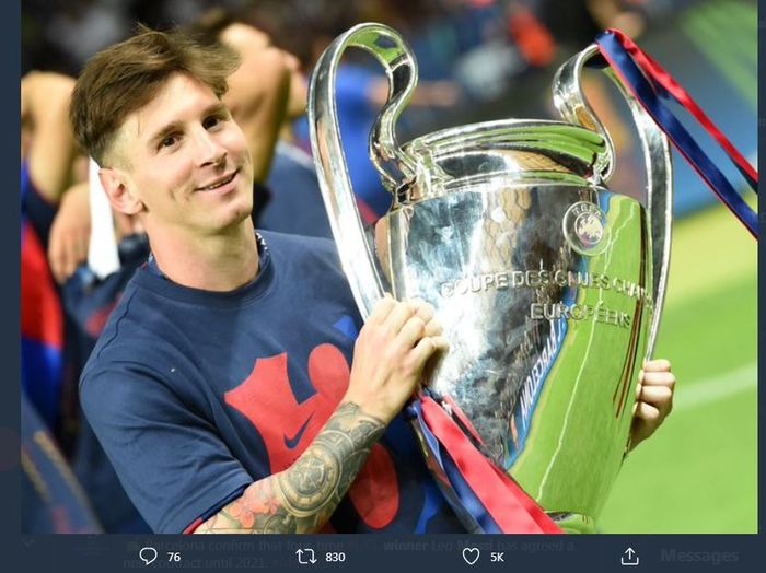 Lionel Messi berpose dengan trofi Liga Champions yang diraih Barcelona.