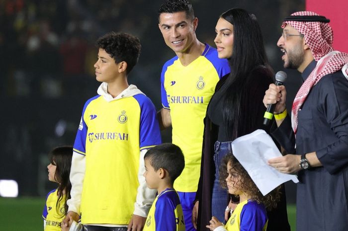 Cristiano Ronaldo dan keluarga dalam acara perkenalan sebagai pemain Al Nassr di Mrsool Park, Riyadh (3/1/2023).