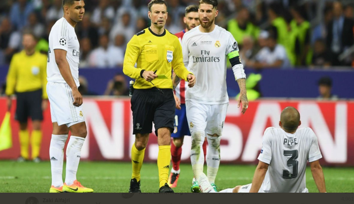 Wasit Mark Clattenburg saat memimpin laga Real Madrid kontra Atletico Madrid dalam final Liga Champions 2016.