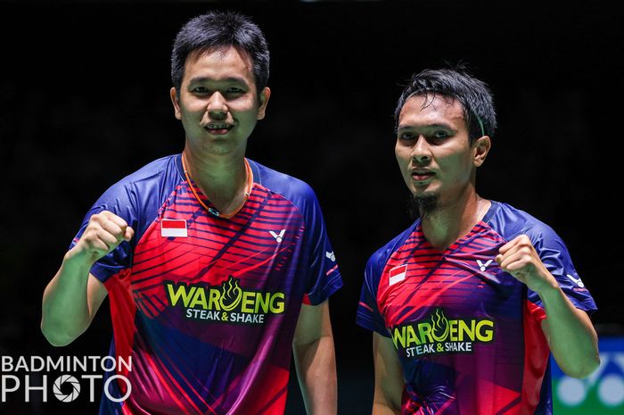 Pasangan ganda putra Indonesia, Mohammad Ahsan/Hendra Setiawan, usai pertandingan melawan  Fajar Alfian/Muhammad Rian Ardianto, pada semifinal Kejuaraan Dunia 2022 di Tokyo Metropolitan Gymnasium, Jepang, Sabtu (27/8/2022).