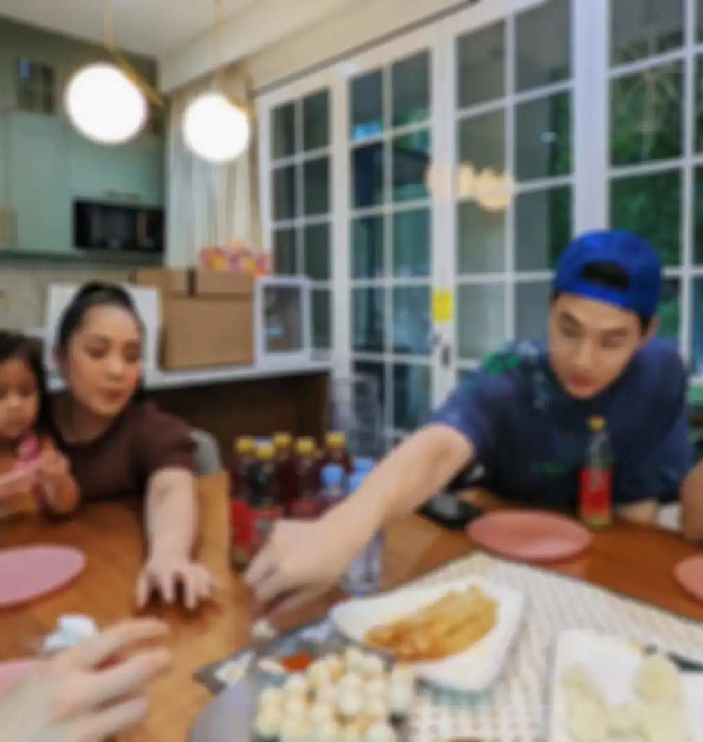 Henry Lau makan cimol dan cireng
