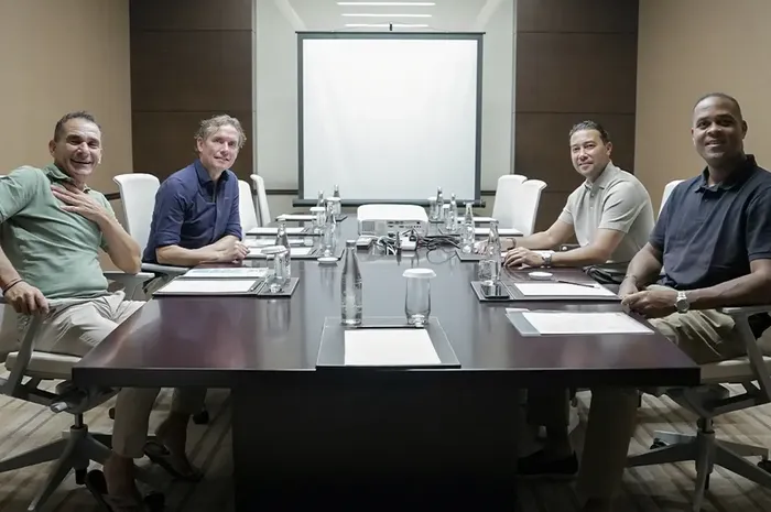 Ketua Umum PSSI Erick Thohir ajak Pelatih Timnas Indonesia Patrick Kluivert (kanan) dan para asistennya makan martabak.