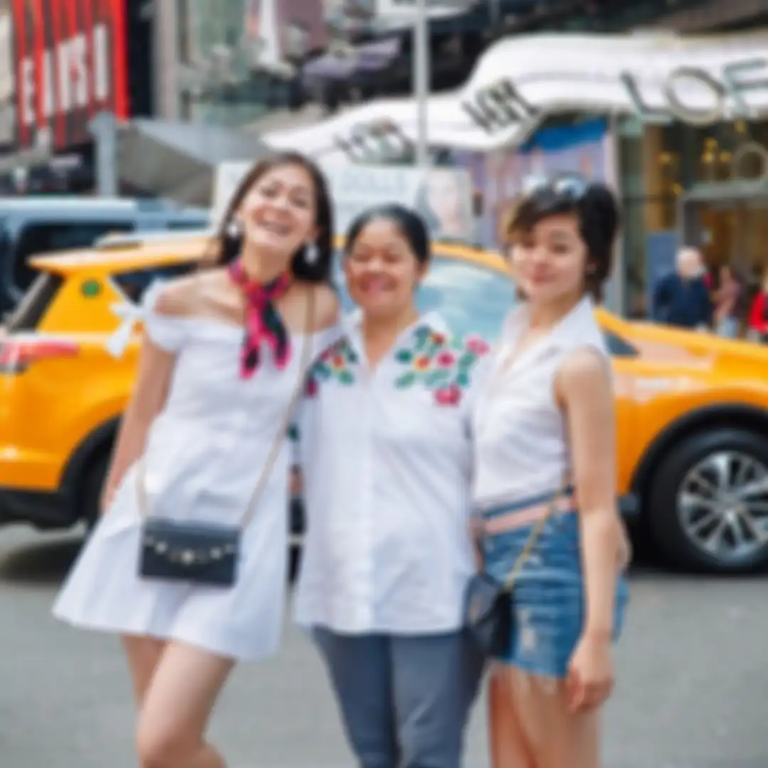 Gracia Indri dan Gisela Cindy bersama ibunda mereka.