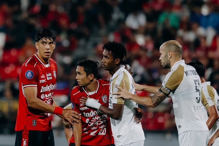 Suasana pertandingan pekan ke-28 Liga 1 2024/2025 antara Bali United vs Dewa United di Stadion Kapten I Wayan Dipta, Gianyar, Bali
