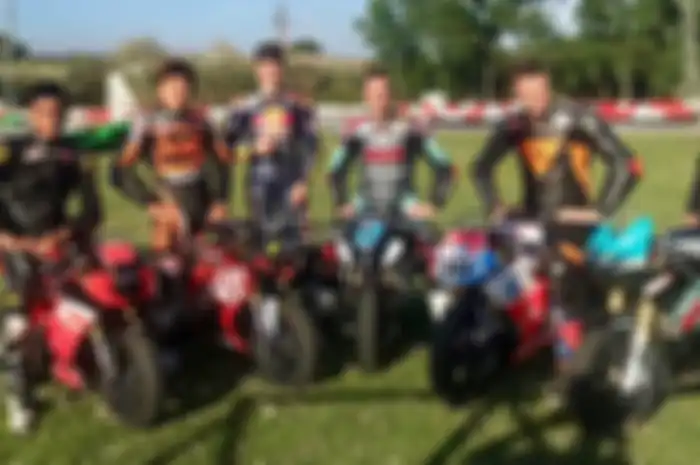 Status dan asal pembalap MotoGP dan Moto3 boleh berbeda. Eh urusan latihan ternyata sama-sama naki motor kecil juga