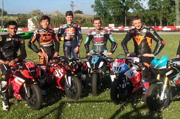 Status dan asal pembalap MotoGP dan Moto3 boleh berbeda. Eh urusan latihan ternyata sama-sama naki motor kecil juga