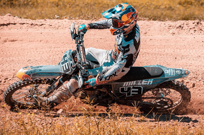 Jack Miller, pembalap MotoGP dari tim Pramac Racing, udah gak sabar ngegas motor MotoGP, alhasil pilih ngegas motor motocross di saat isolasi mandiri di rumahnya