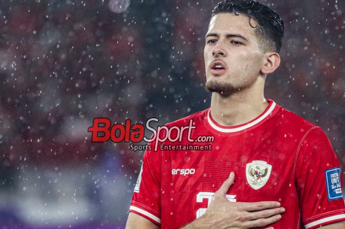 Pemain timnas Indonesia, Justin Hubner, sedang menyanyikan lagu Indonesia Raya jelang berlaga di Stadion Utama Gelora Bung Karno, Senayan, Jakarta, Jumat (15/11/2024).