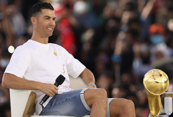 Megabintang Manchester United, Cristiano Ronaldo, menerima penghargaan Globe Soccer Awards saat liburan di Dubai pada Jumat (28/1/2022). 