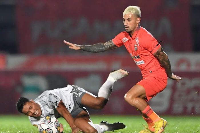 Winger Borneo FC, Stefano Lilipaly, berduel dengan eks rekan setimnya di Bali United I Made Andhika Wijaya pada laga pekan ke-32 Liga 1 2022/2023.